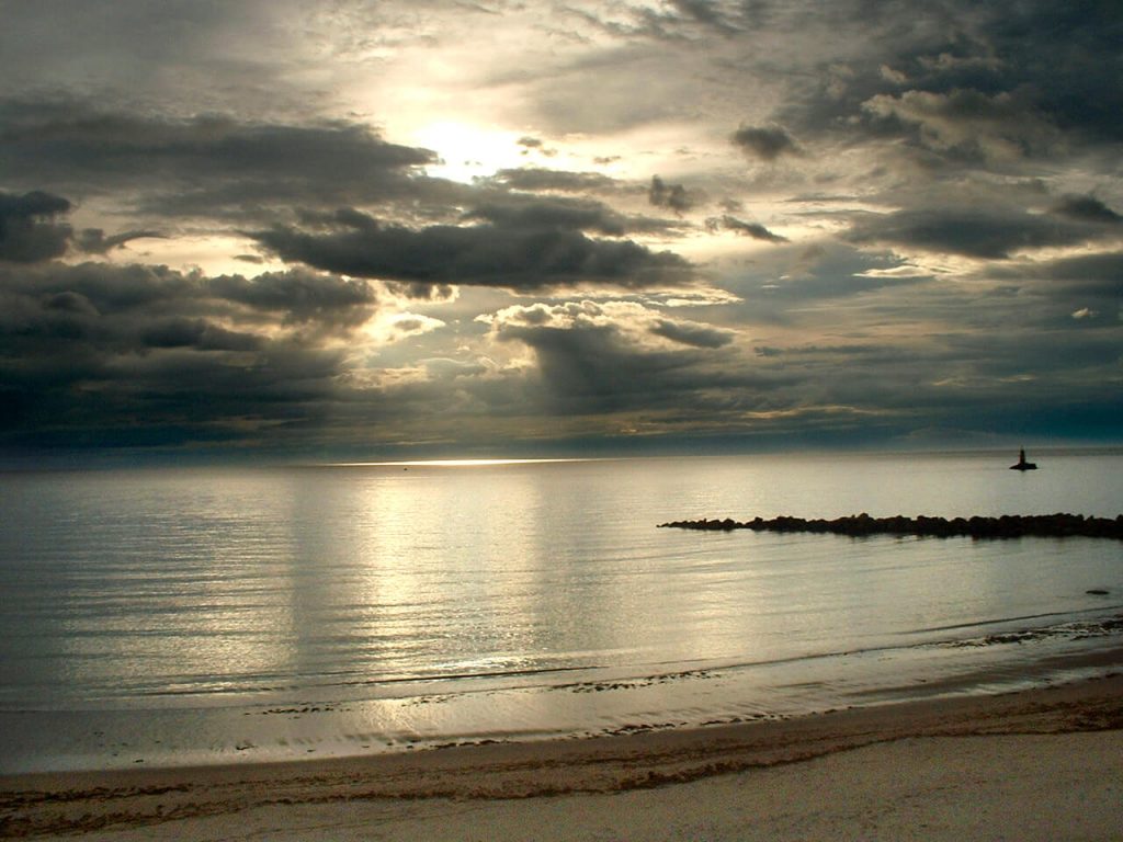 Playa de Areoura al amanecer