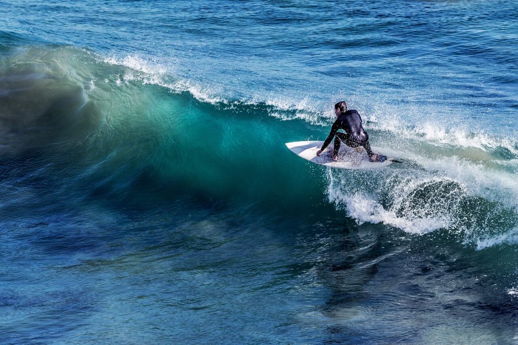 Chico haciendo surf