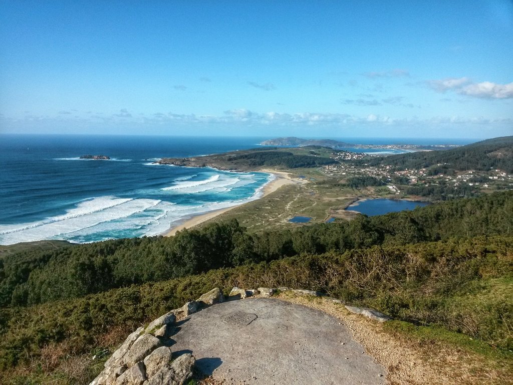 Playa de Doñinos en un viaje a Galicia en verano