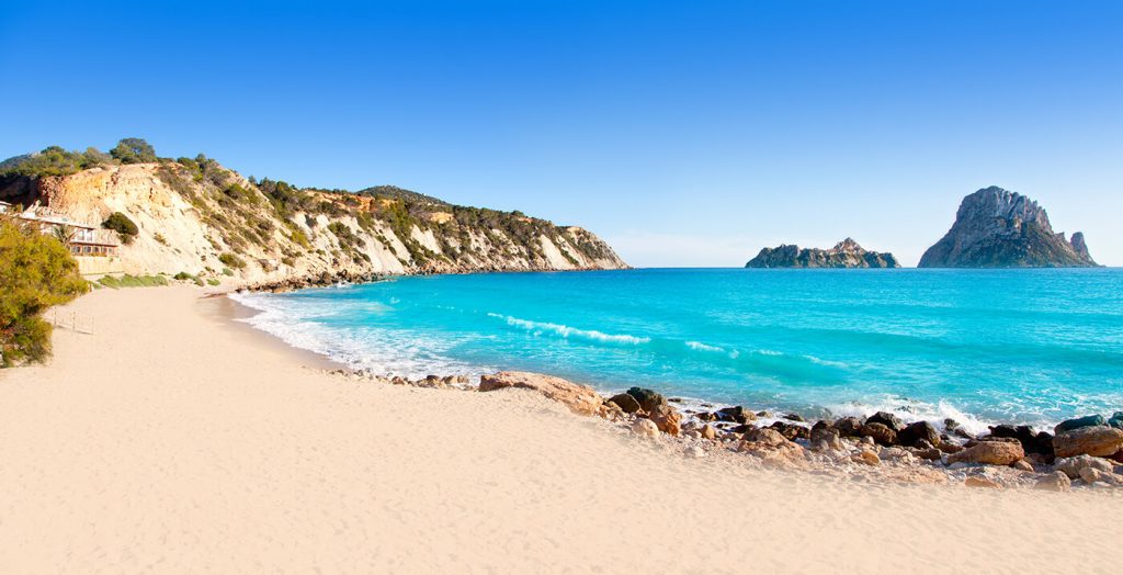 Ibiza, uno de los lugare para pasar unas vacaciones en España