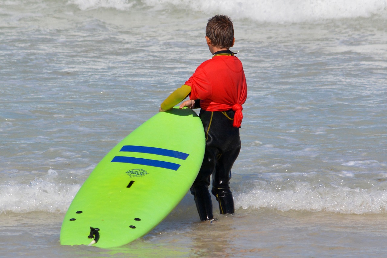 Niño haciendo surf