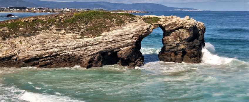Playa de Las Catedrales, razón para ir de vacaciones a Galicia