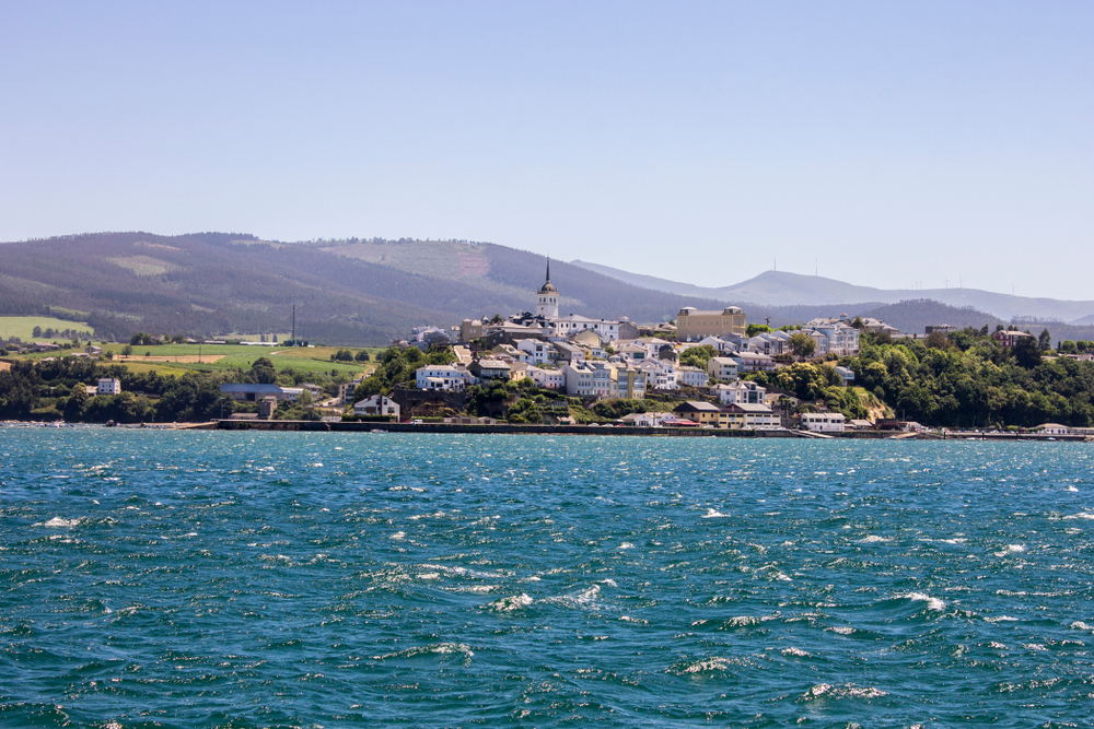 Castropol en la ría del Eo