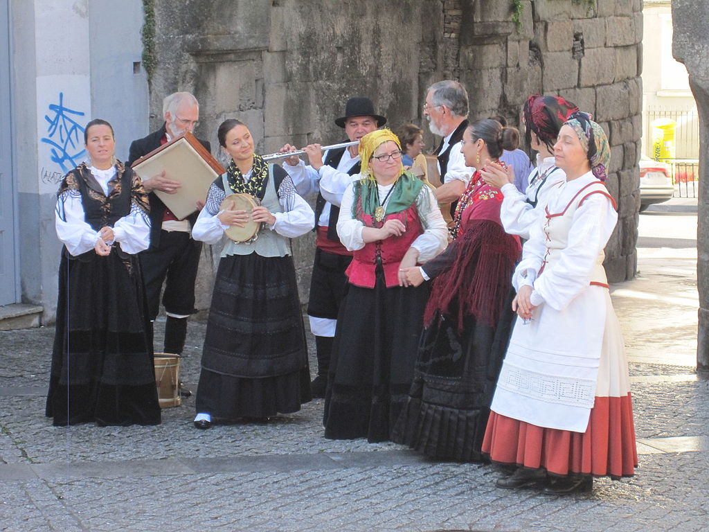 Grupo folclórico típico en Domingo das Mozas