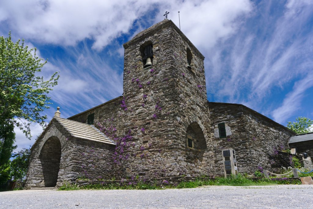 Iblesia de O Cebreiro, uno de los pueblos de Lugo más bonitos