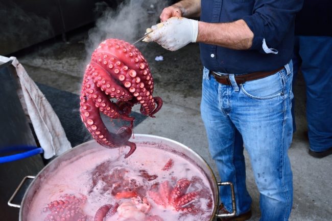 coccion-pulpo Fiestas gastronómicas, hombre cociendo pulpo
