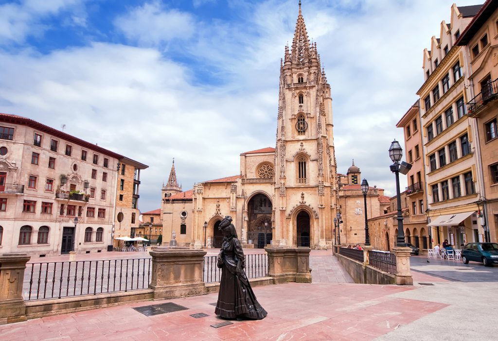 Catedral de Oviedo en una excursión desde Foz a Asturias