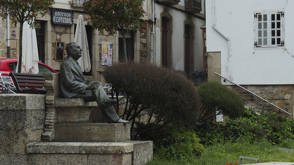 Escultura de Álvaro Conqueiro en la villa de Mondoñedo