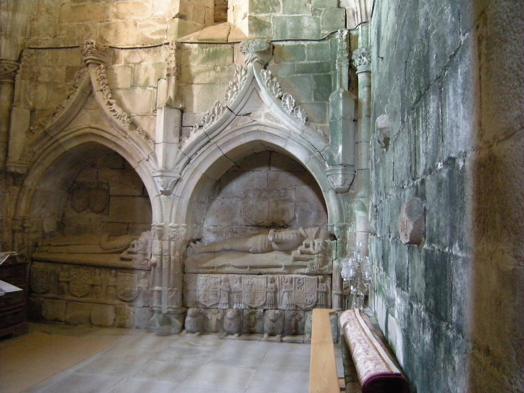 Sepulcro en el monasterio de Ferrera de Pallares