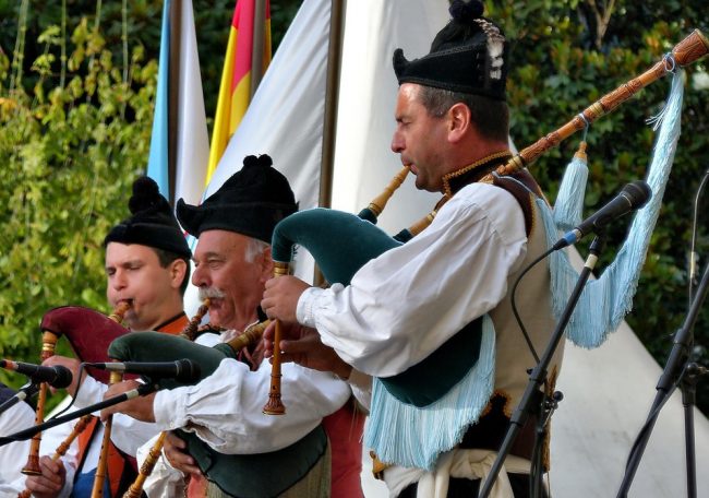 gaitieiros-galicia Músicos tocando gaitas