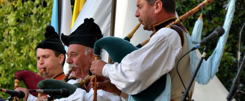 Músicos tocando gaitas